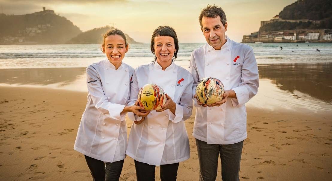 Jorge Olleros e as responsables doutro restaurante con tres Soles Repsol