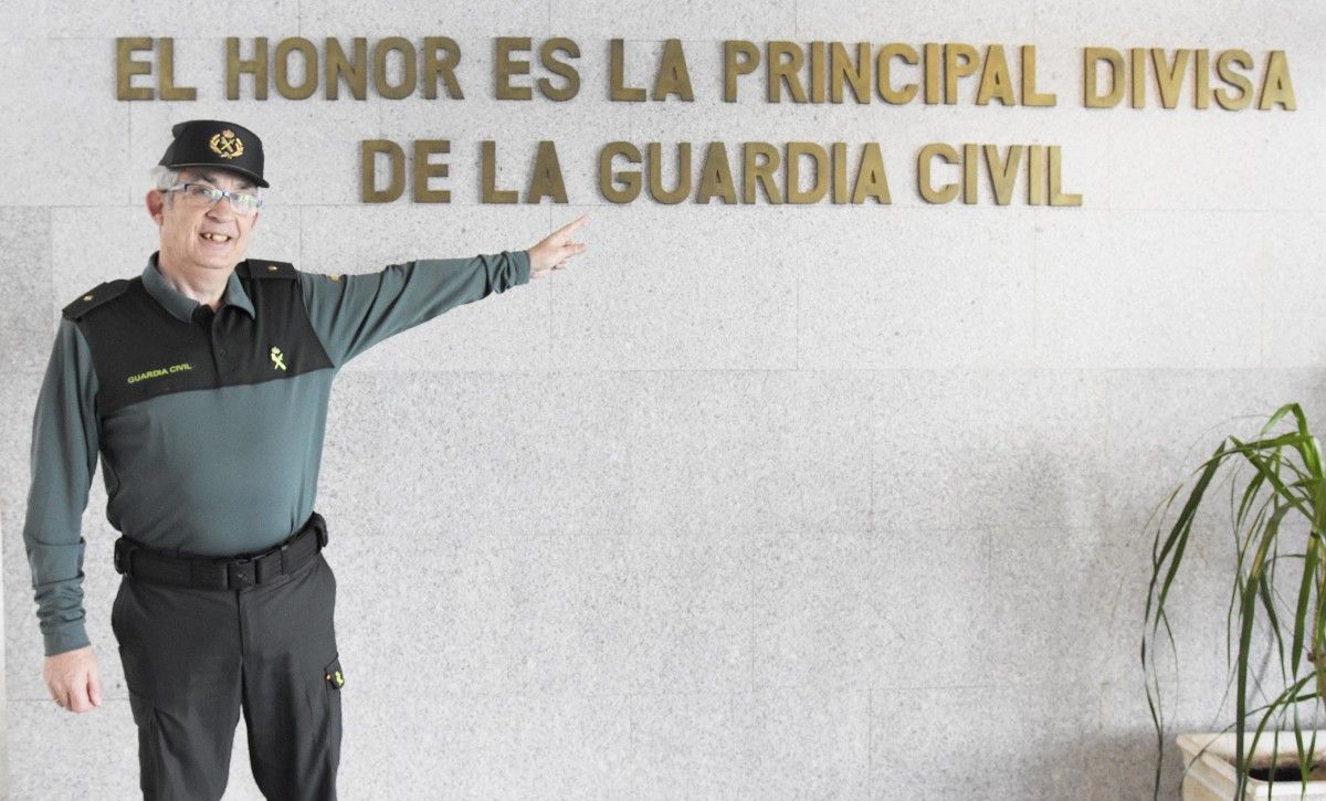 Comandante José Manuel Corral Peón, na entrada da Comandancia de Pontevedra