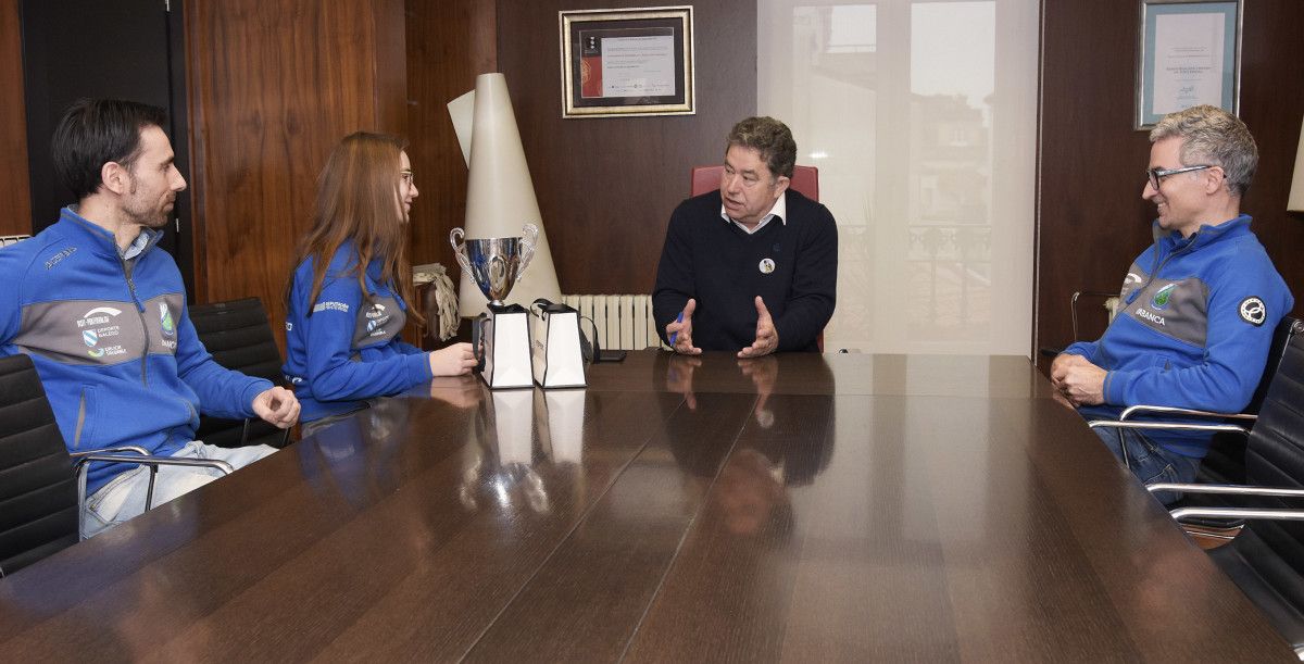 O alcalde recibe a Mariña García, xogadora do  TM Monte Porreiro