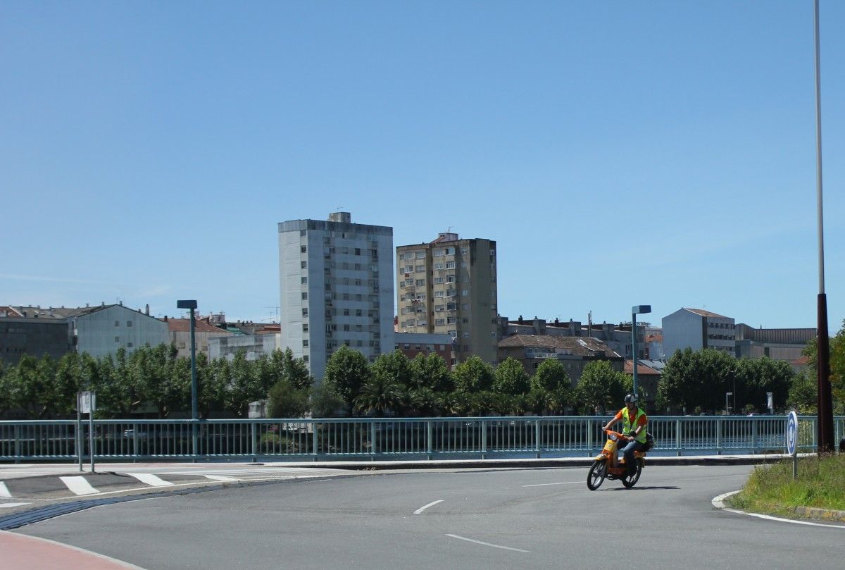 Llegada a Pontevedra de la Vuelta a España en Vespino