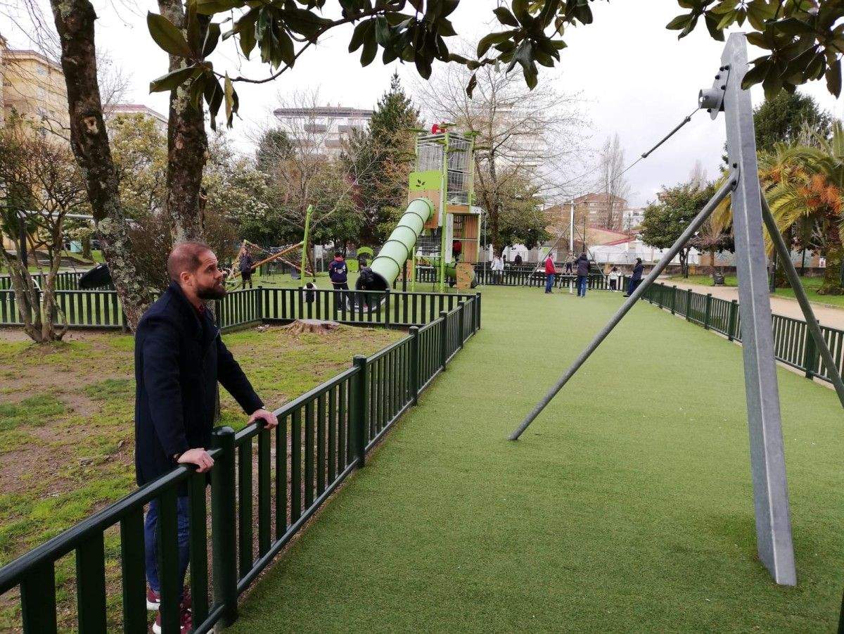 O concelleiro Iván Puentes no parque infantil de Campolongo