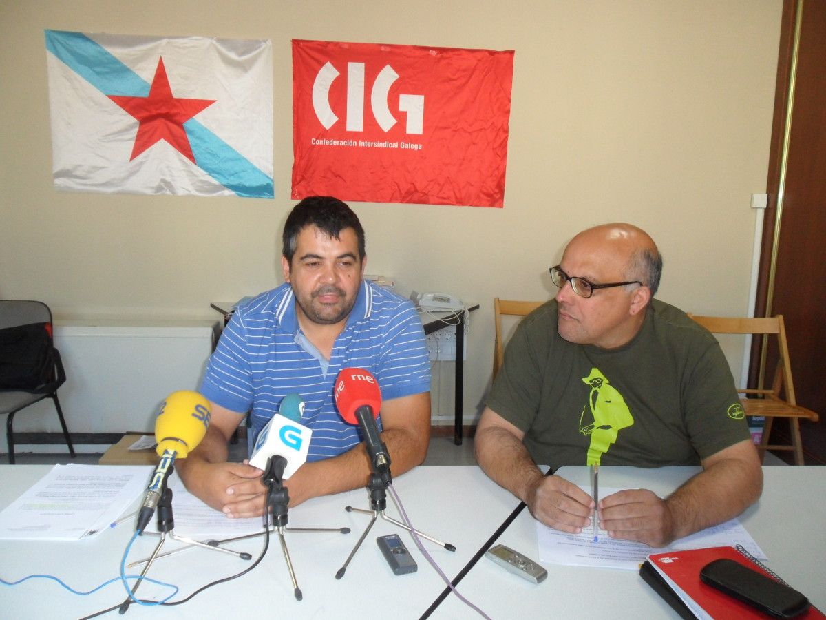 Marcos Conde y Xabier Aboi en la sede del sindicato CIG