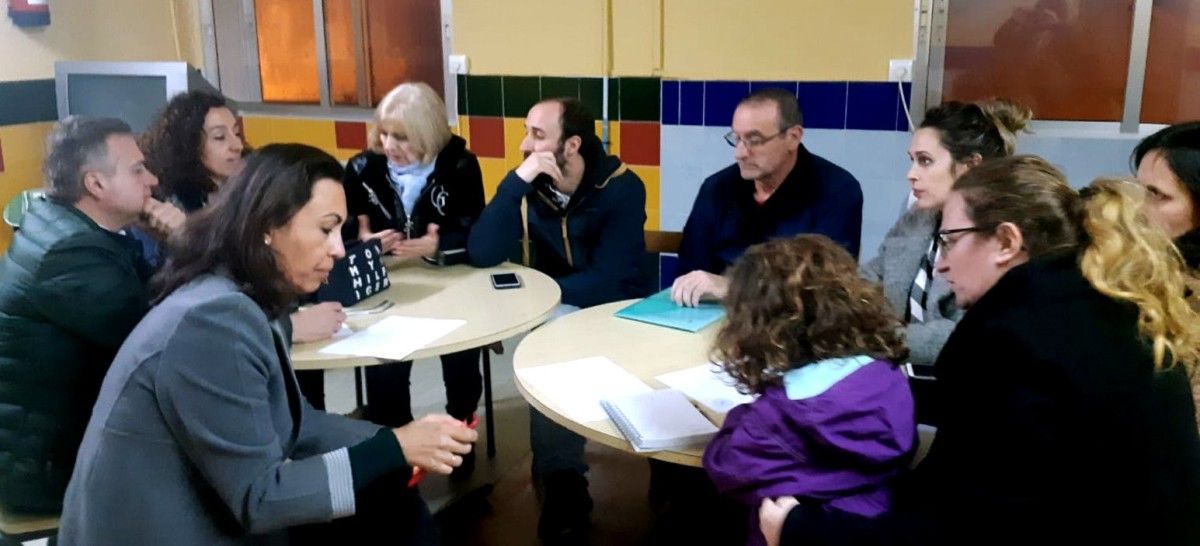 Reunión de la alcaldesa María Ramallo con representantes de la Asociación de Veciños da Barriada de Mogor