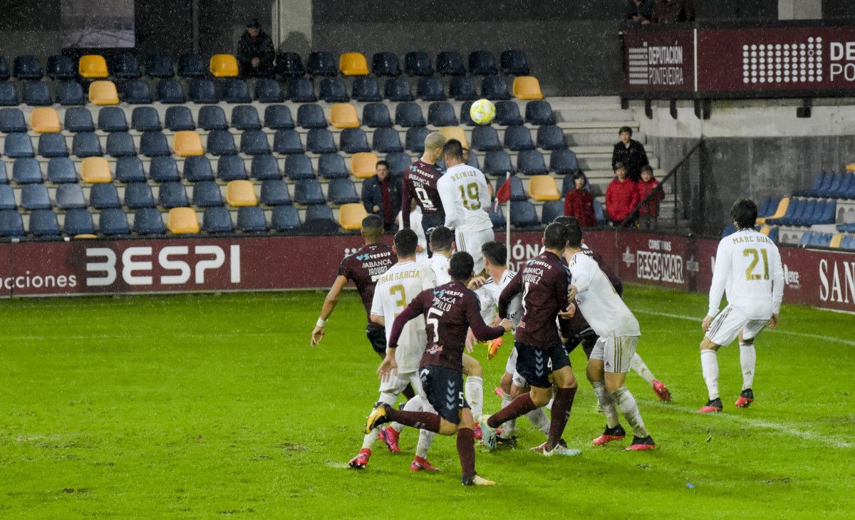 Partido entre Pontevedra e Real Madrid Castilla en Pasarón