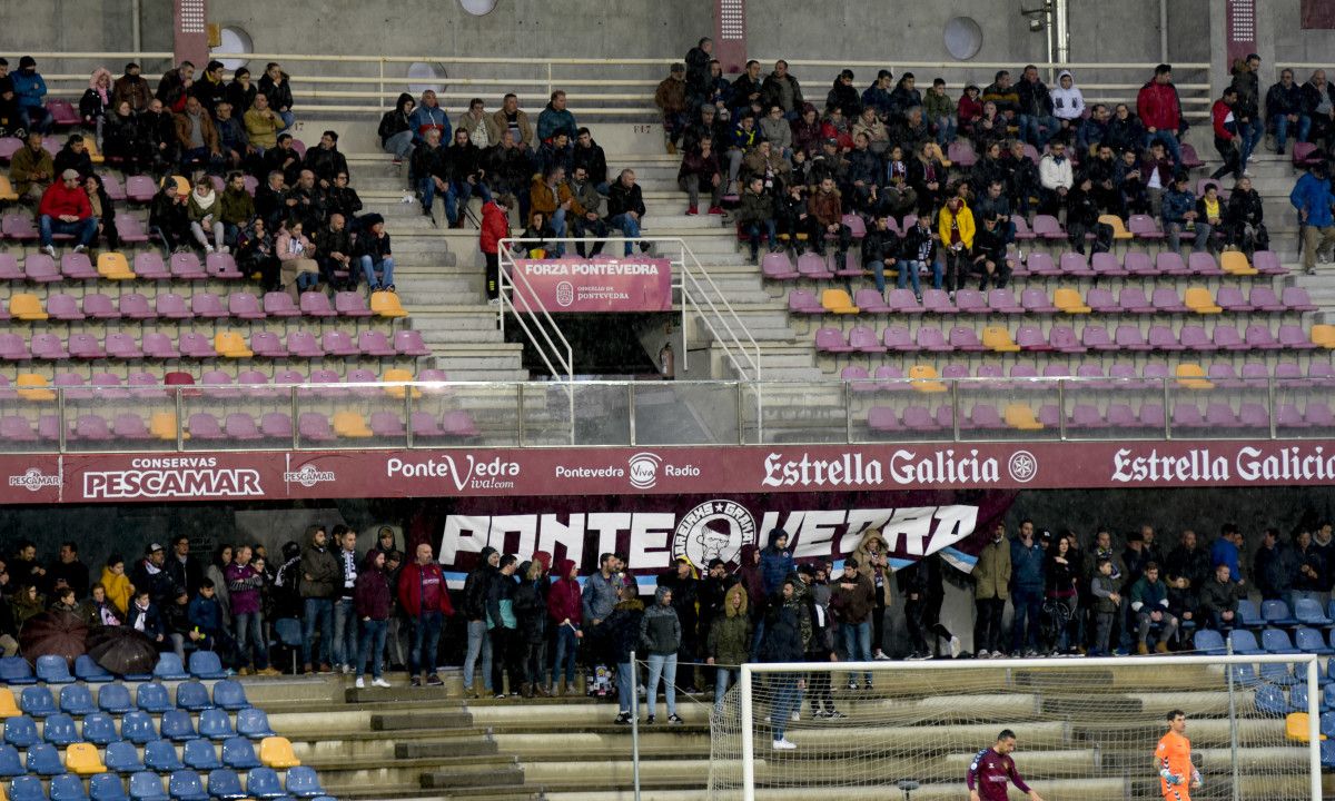 Grada de Fondo Norte en el partido entre Pontevedra y Real Madrid Castilla en Pasarón