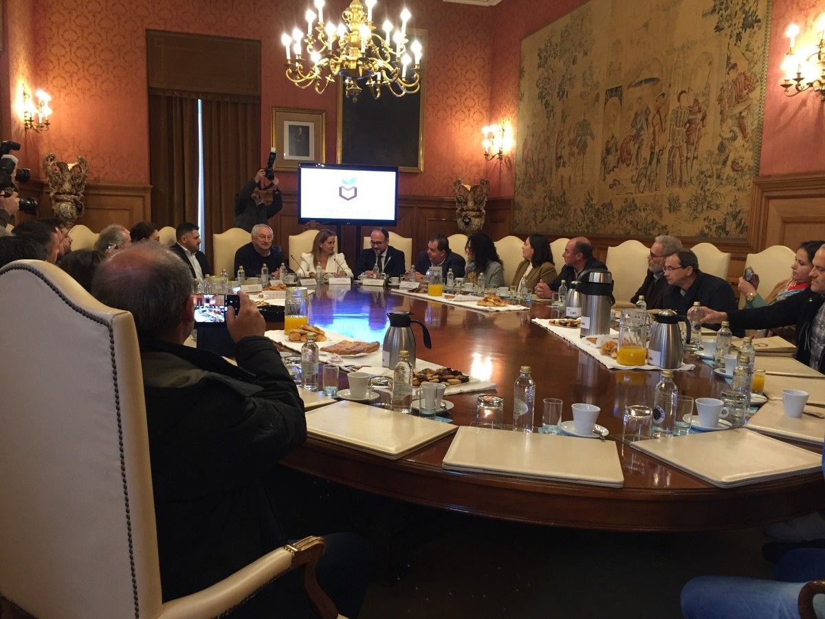 Reunión de la delegación del gobierno canario con Carmela Silva y César Mosquera en el pazo provincial