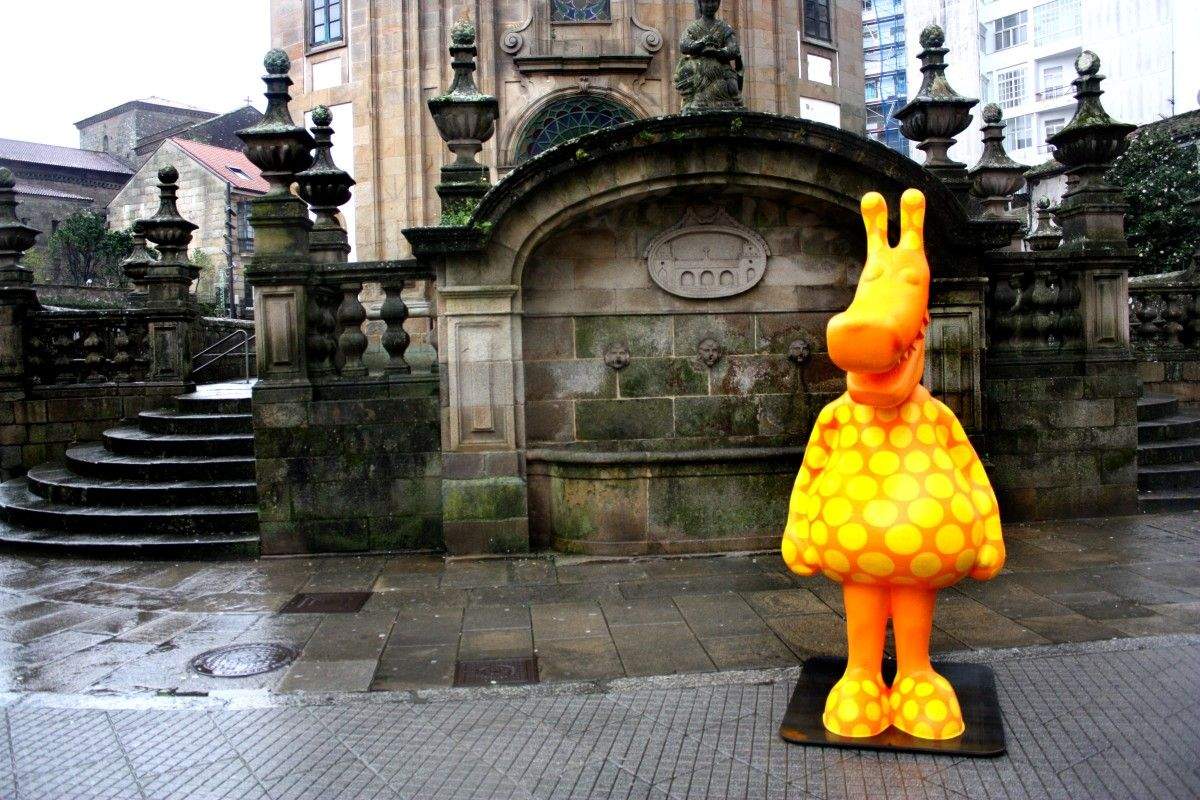 Estatua de Orbil en la plaza de la Peregrina
