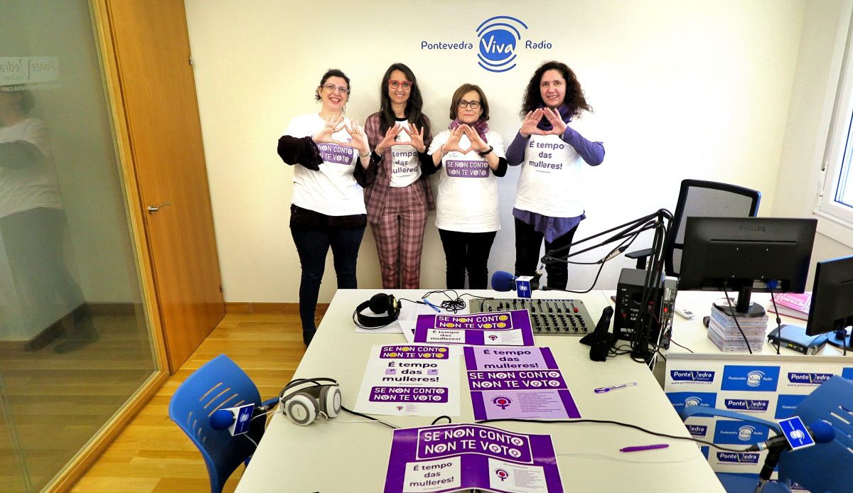 Integrantes del Núcleo Feminista Galego en las Conversas na Ferrería de PontevedraViva Radio