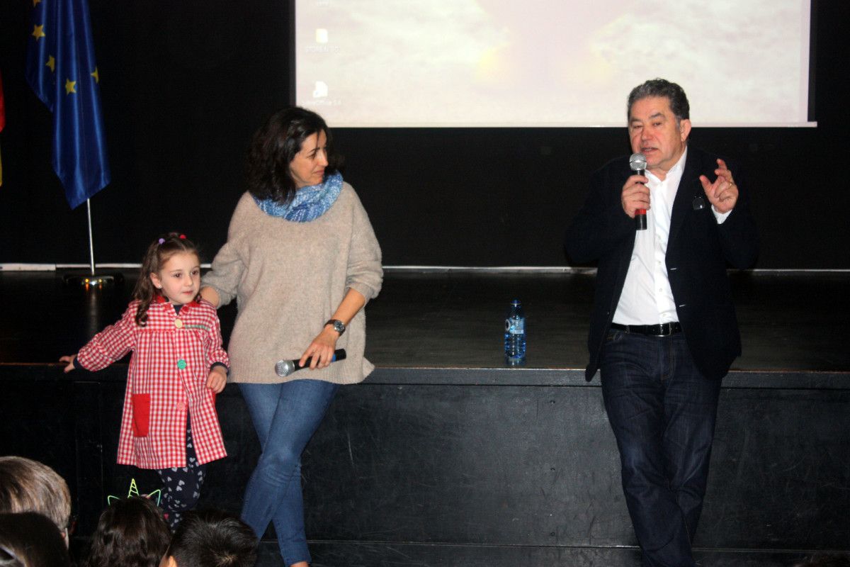 O alcalde responde á pregunta dunha alumna do centrro
