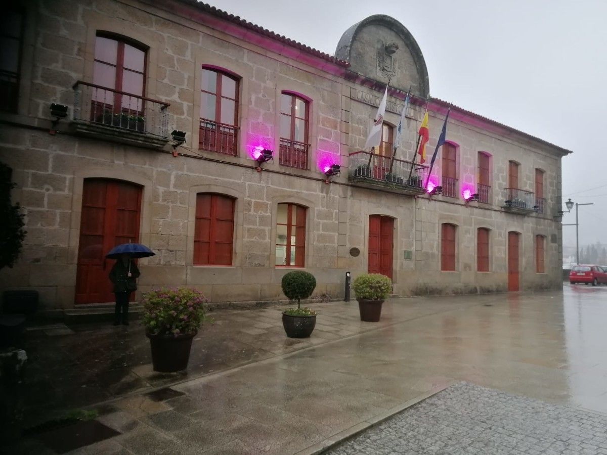 La fachada del Concello de Poio iluminada de morado por el Día Internacional de la Mujer. 