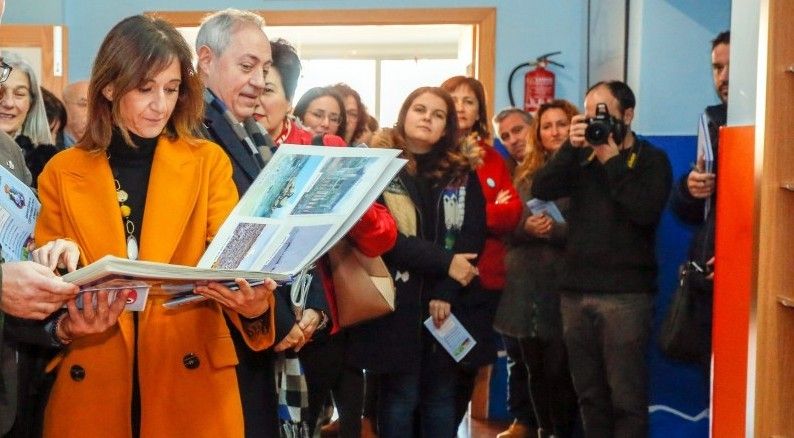 Carmen Pomar, conselleira de Educación, con José Manuel Pinal na biblioteca escolar do CEIP Plurilingüe A Pedra, de Bueu (arquivo)