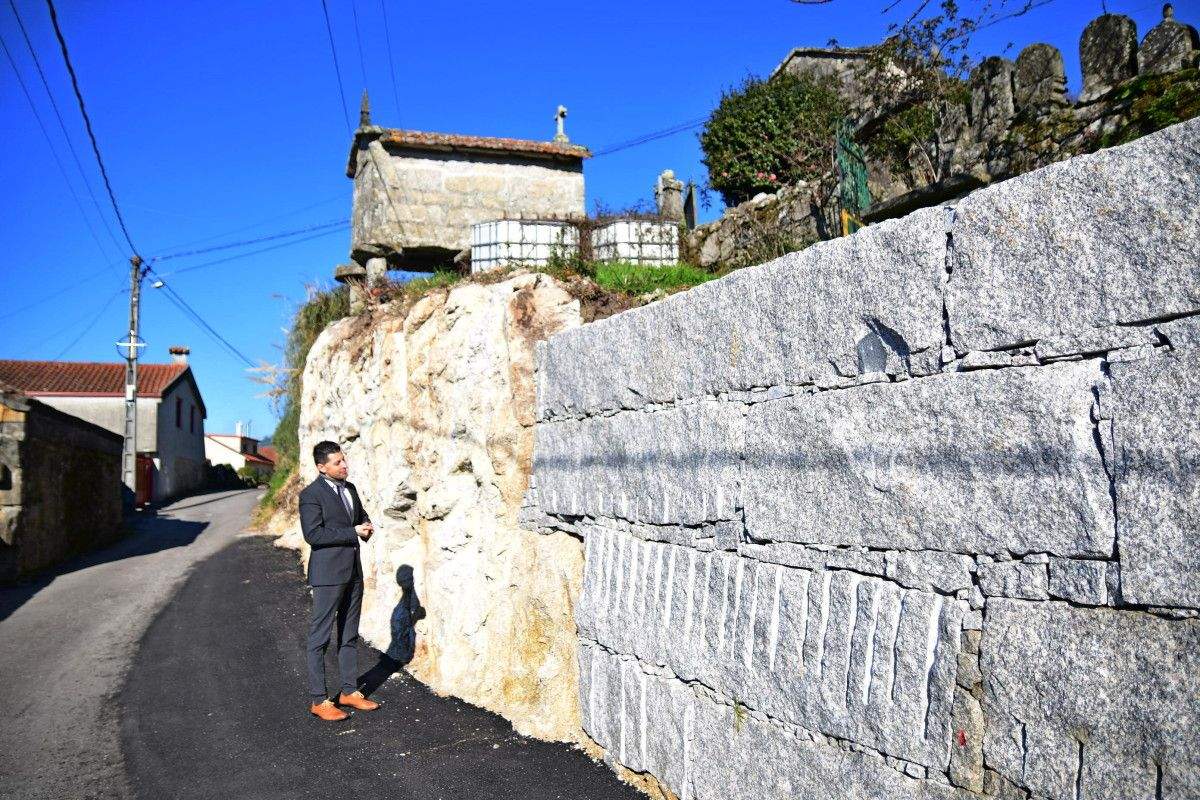 O alcalde de Ponte Caldelas, Andrés Díaz, supervisa as obras de mellora do  Camiño Central