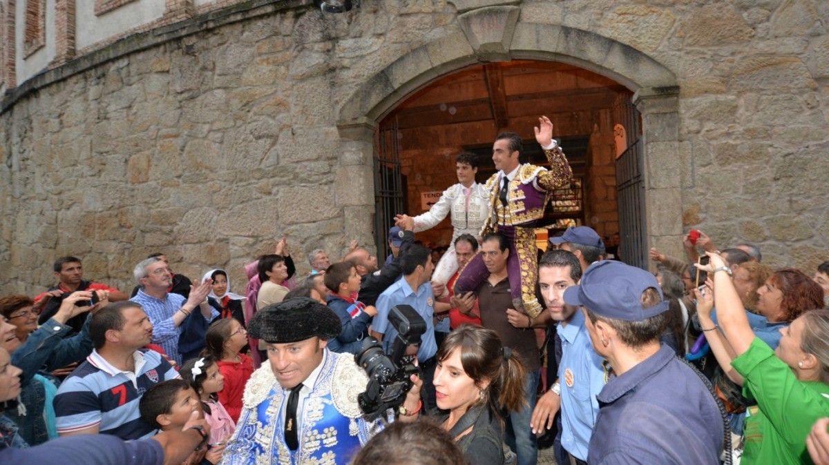 Miguel Abellán e David Fandila 'El Fandi' saen a ombros pola porta grande
