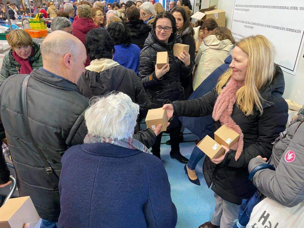 Reparto de cuncas conmemorativas do 8M no mercado de abastos de Marín