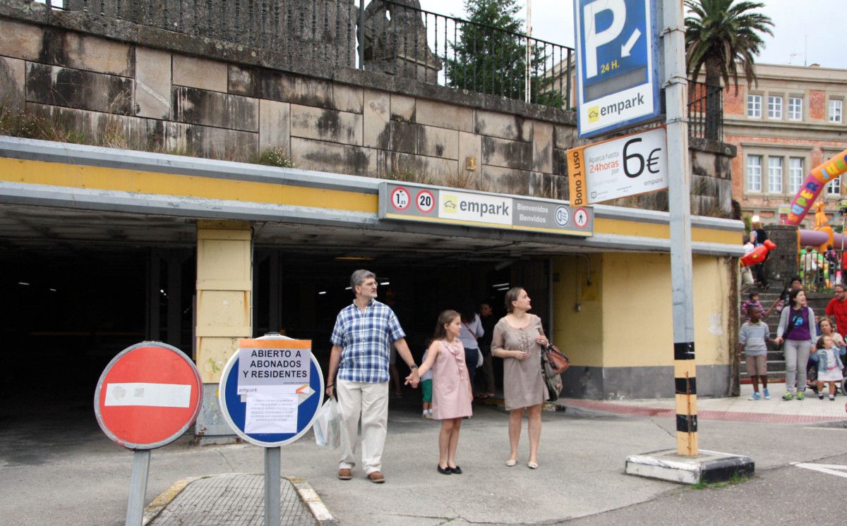 Parking de Montero Ríos con el aviso de apertura para abonados