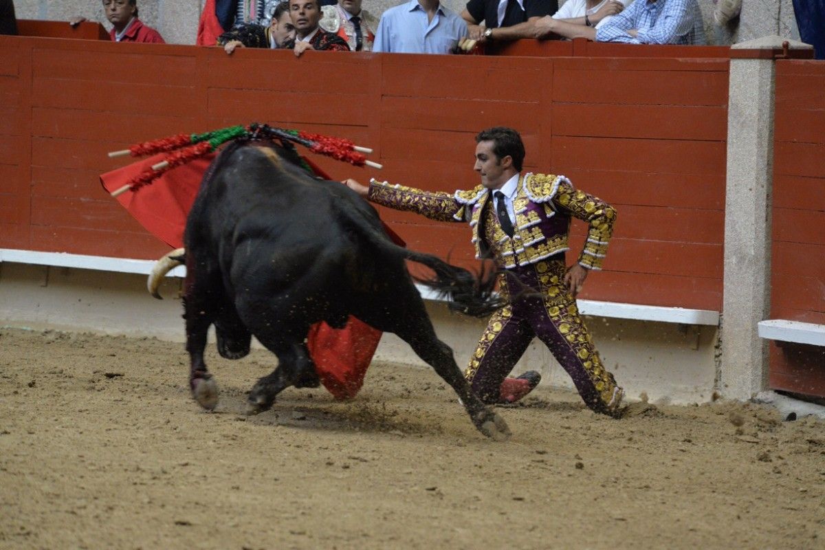 'El Fandi' toureando de xeonllos