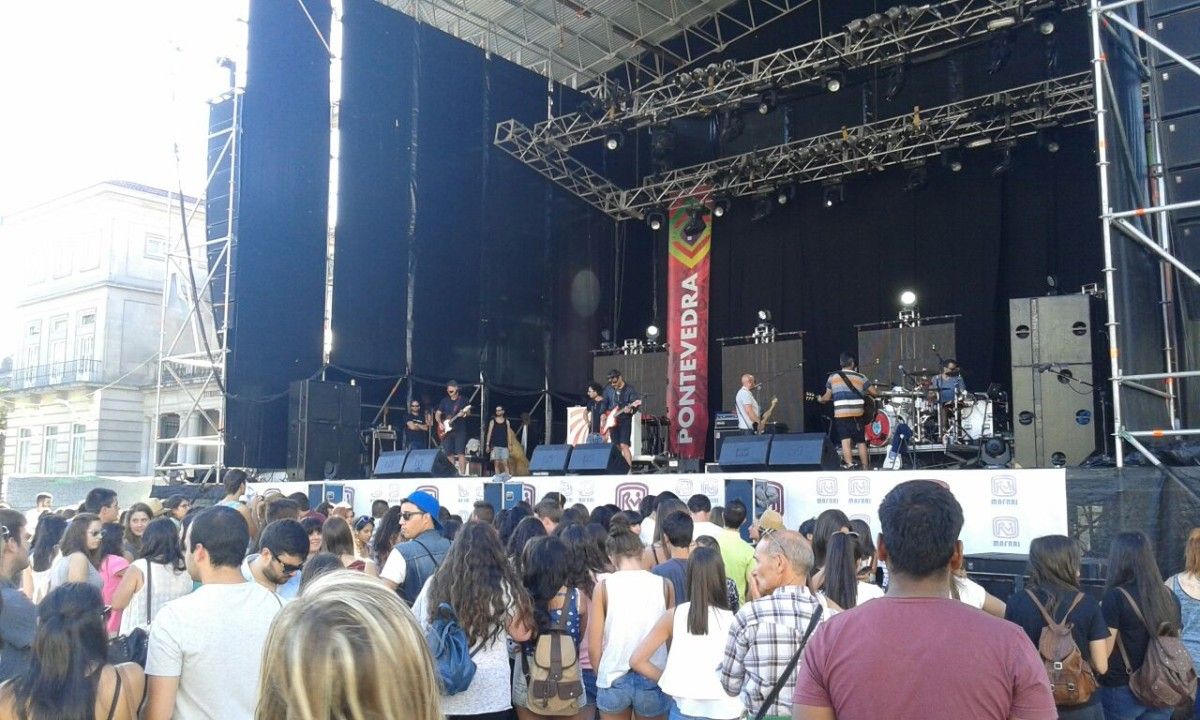 Público esperando por el concierto de Love of Lesbian en la plaza de España horas antes del concierto