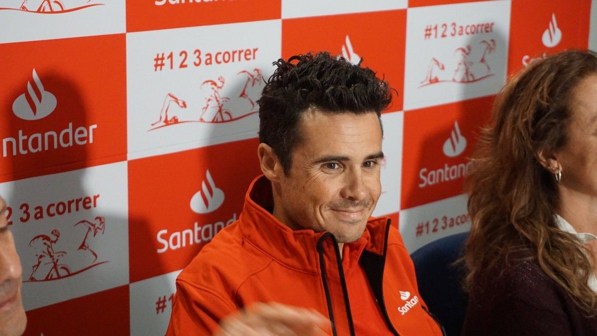 O triatleta Javier Gómez Noya respondeu as preguntas da prensa despois do adestramento realizado na contorna da sede do COE en Madrid