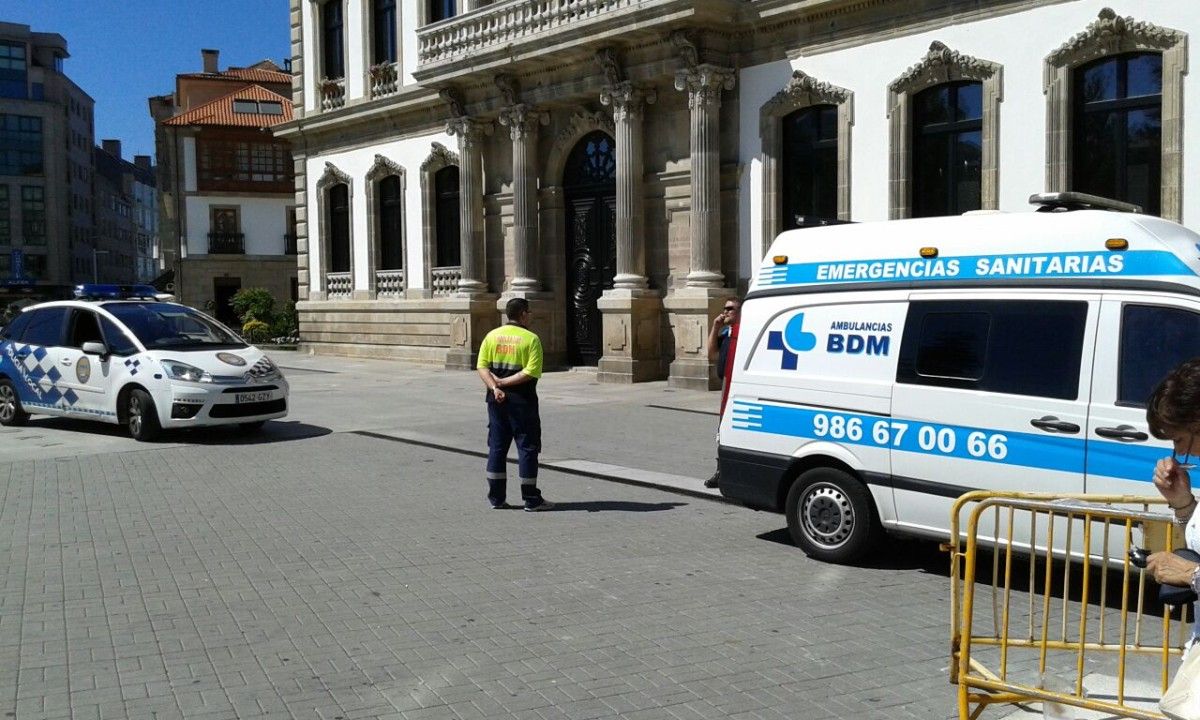 Ambulancia de la empresa BDM en la plaza de España de Pontevedra
