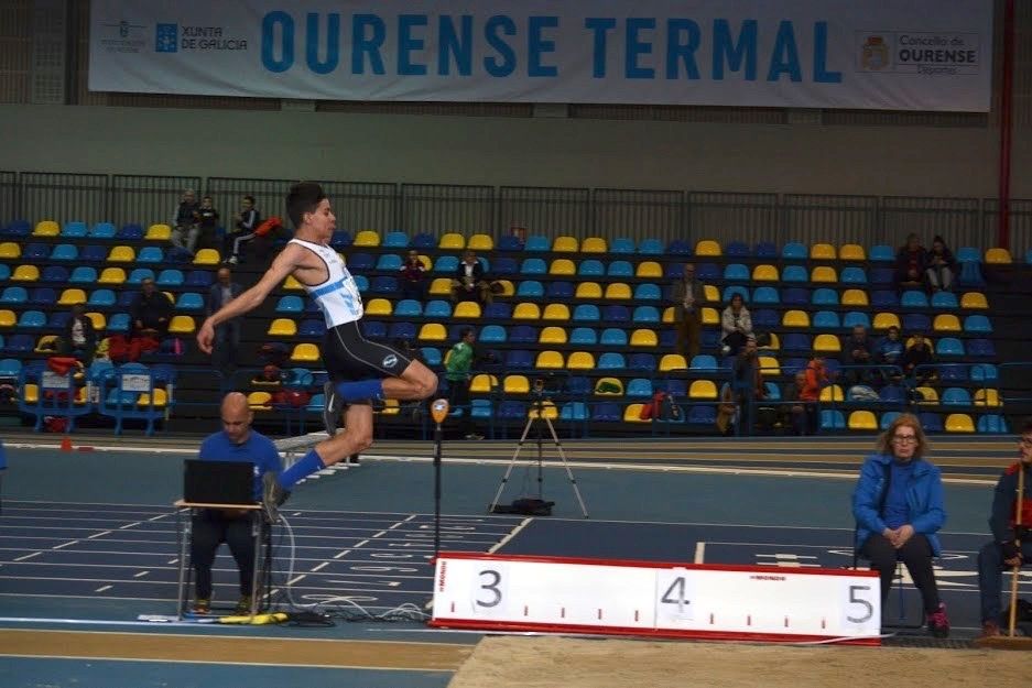 O atleta da Gimnástica Raúl Cortizo conseguiu tres ouros no compionato galego sub 20