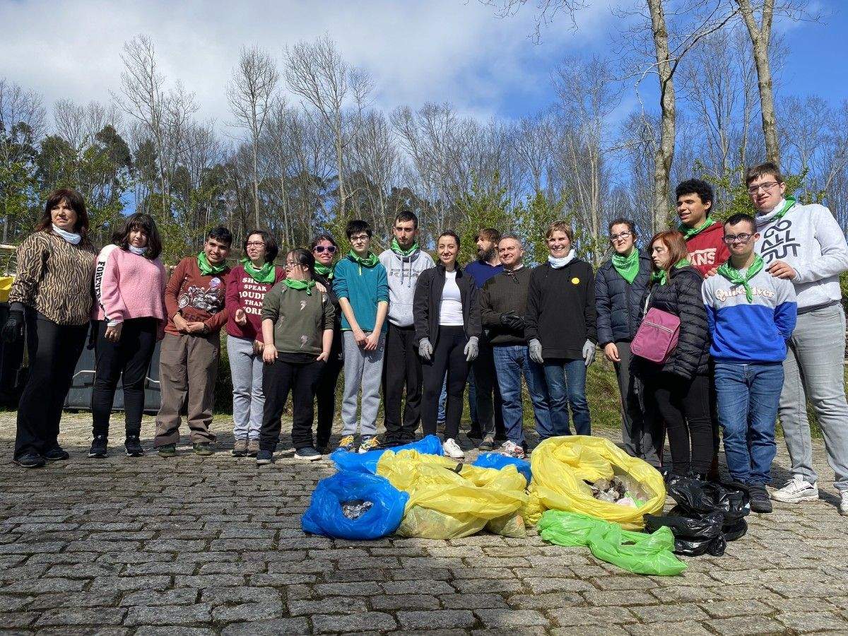 Voluntarios e voluntarias dos centros Juan XXIII e Centro Príncipe Felipe na recollida de lixo.