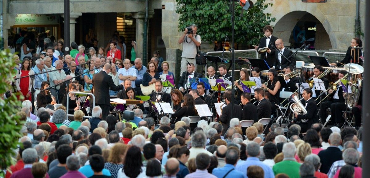 Concierto mano a mano de la Banda de Música de Pontevedra y Salcedo