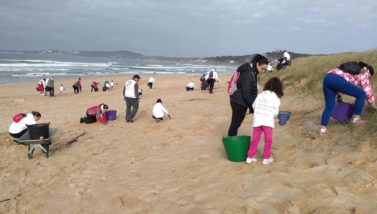 Voluntarios recollen residuos na praia da Lanzada