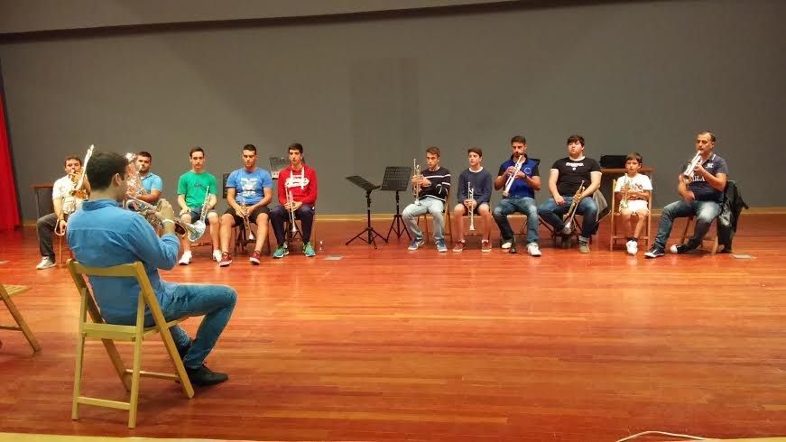 El trompetista Rubén Simeó ofrece una masterclass a jóvenes de la Banda de Música de Salcedo