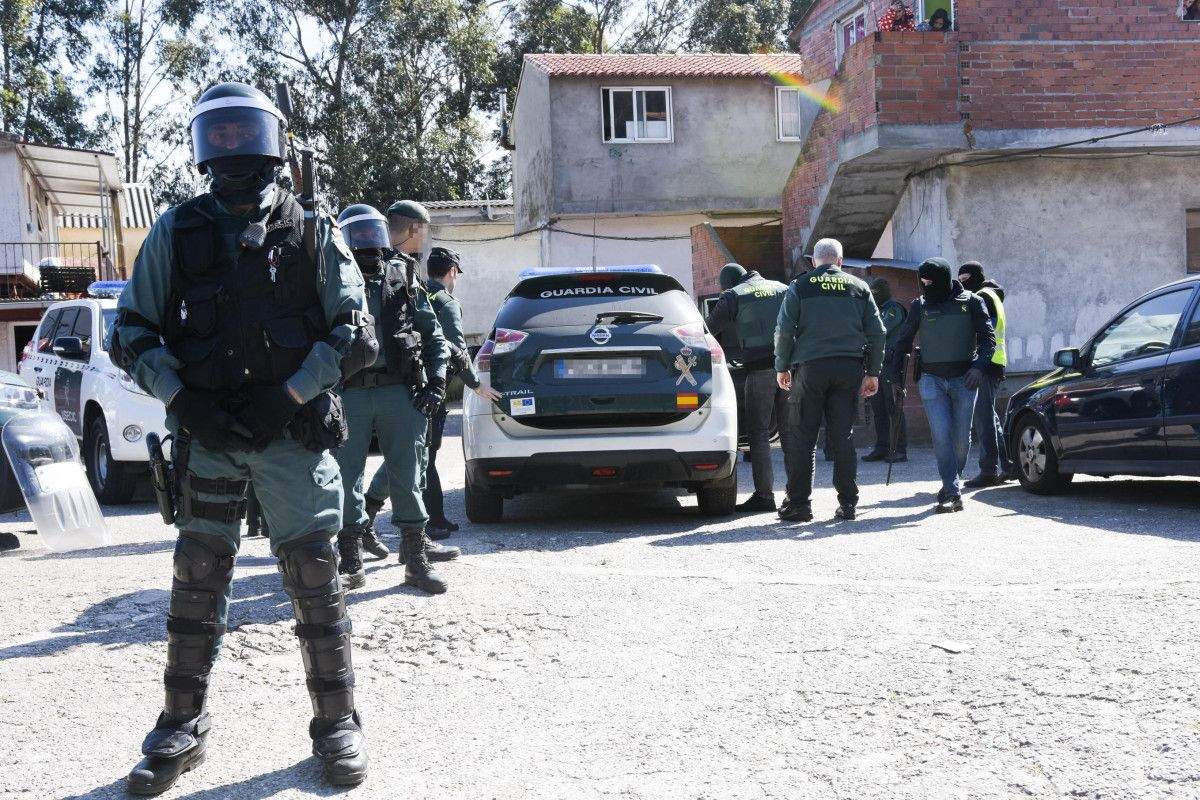 Operativo de la Guardia Civil contra el menudeo de drogas en O Vao de Arriba