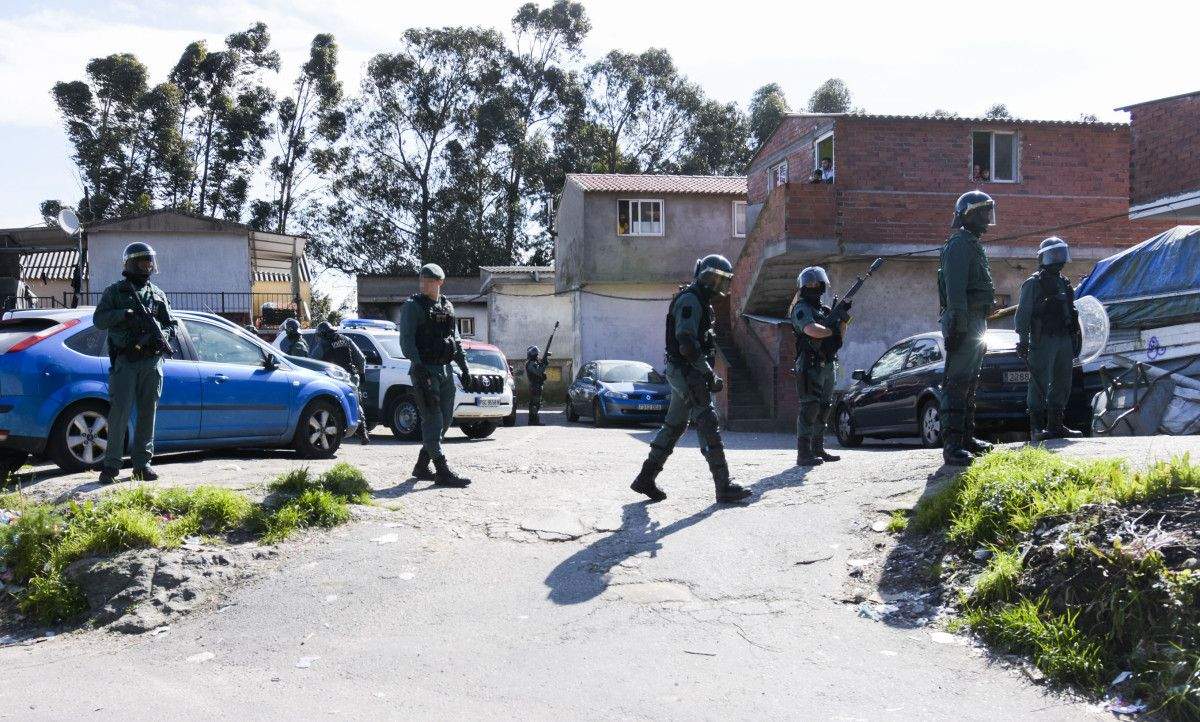 Operativo da Garda Civil contra o menudeo de drogas no Vao de Arriba