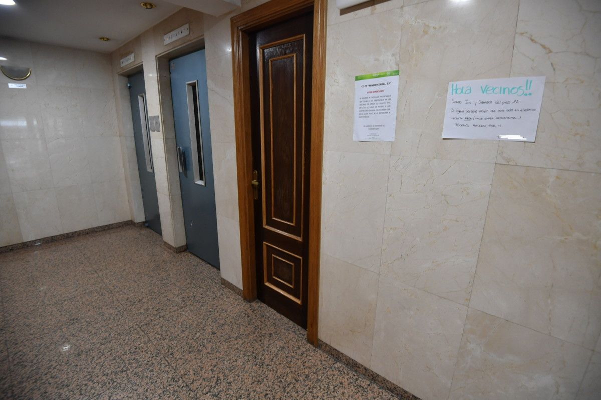 Cartel de solidariedade veciñal nun edificio de Benito Corbal