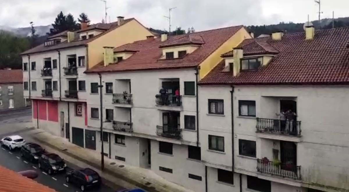 Vecinos de Barro disfrutando de la verbena improvisada por la cuarentena