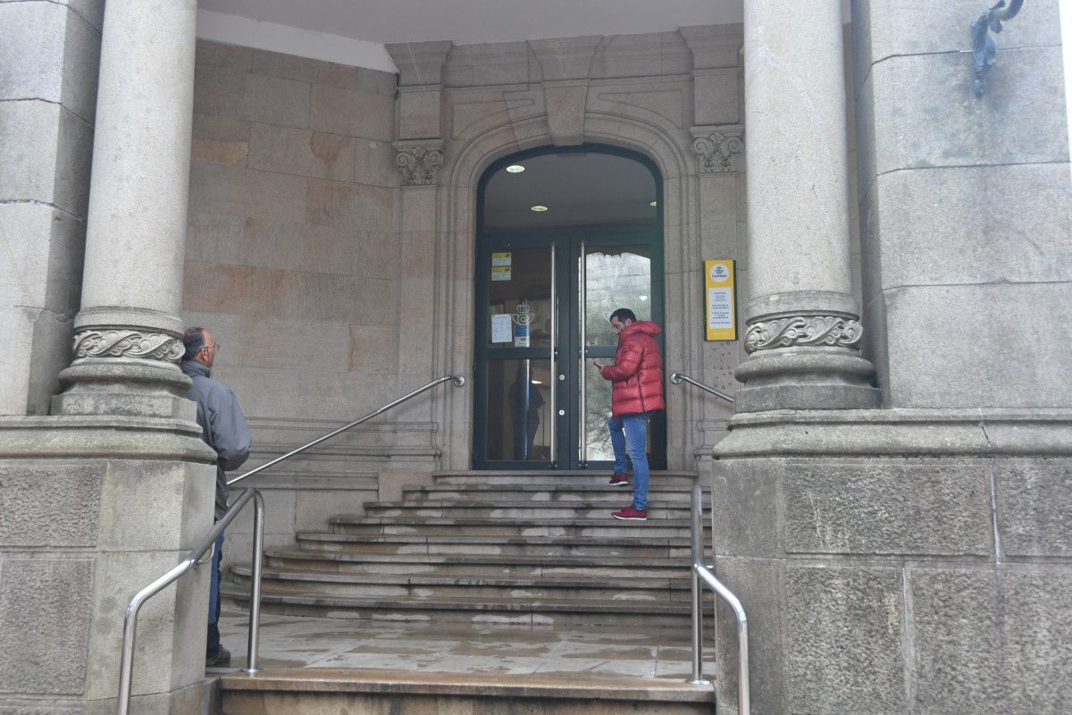 Oficina de Correos en el primer día laborable de estado de alarma en Pontevedra
