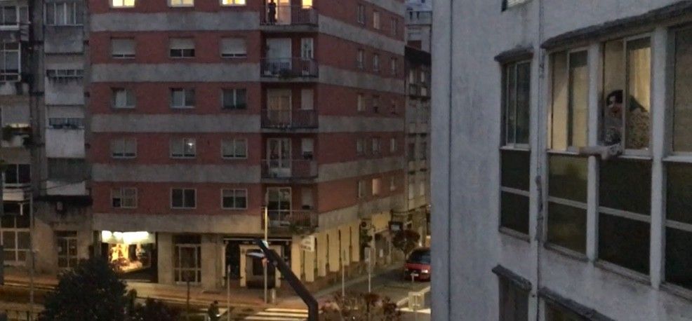 Aplauso colectivo en Pontevedra en apoyo al personal sanitario que lucha contra el coronavirus