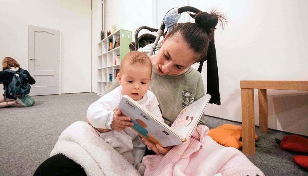 Nenos no Salón do Libro Infantil e Xuvenil de Pontevedra