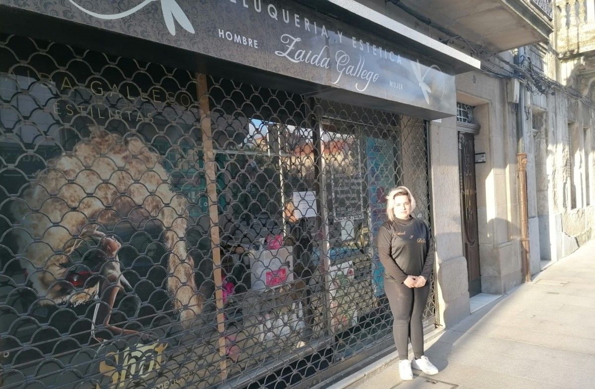 Zaida Gallego diante da súa perruquería en Marín