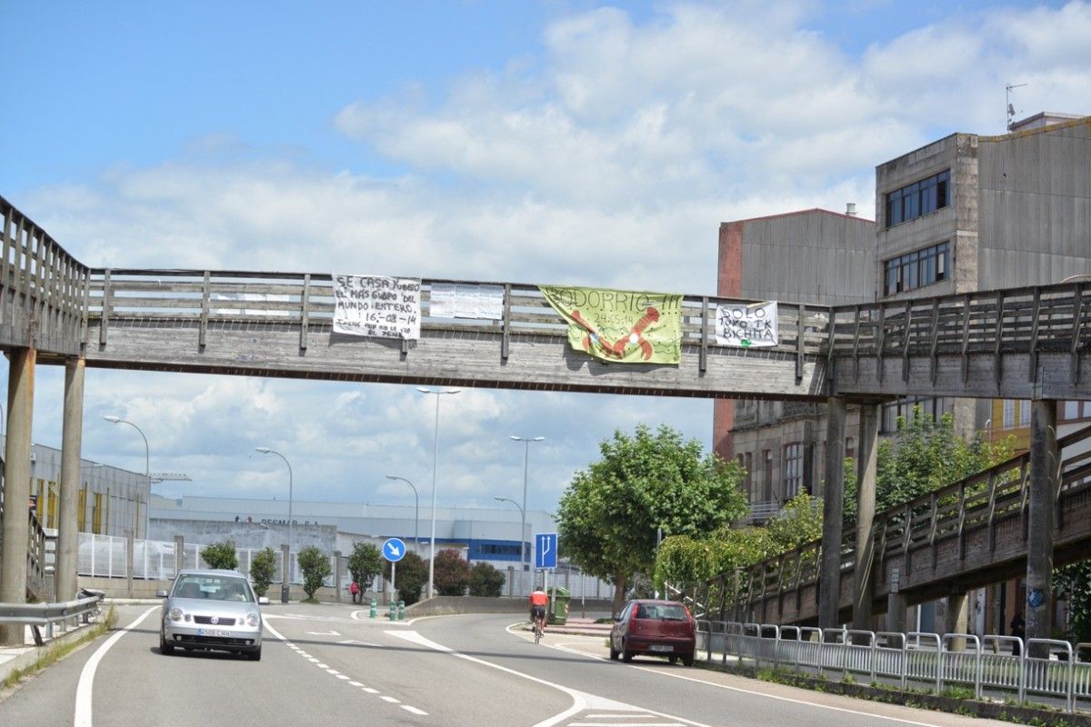 Pasarela peonil deteriorada que o Concello proxecta derrubar en Estribela