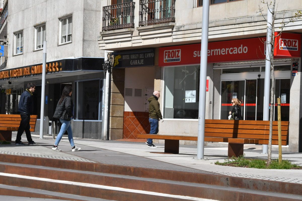 Cola en un supermercado de Pontevedra durante la cuarentena