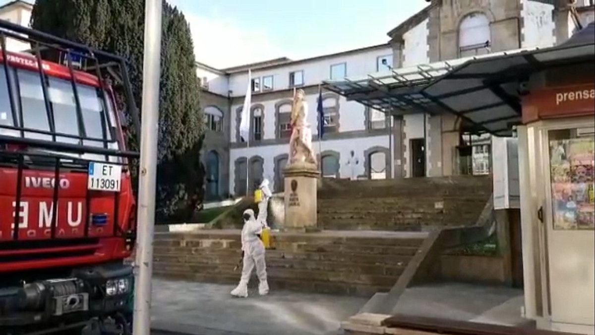 Efectivos da UME desinfectan a entrada ao Hospital Provincial