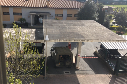 Vehículo militar á entrada do club militar de Campolongo