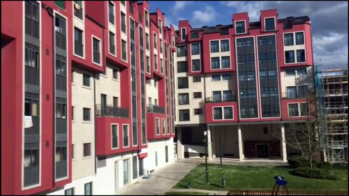 Malestar en edificios da contorna da Avenida Juan Carlos I pola música dun veciño