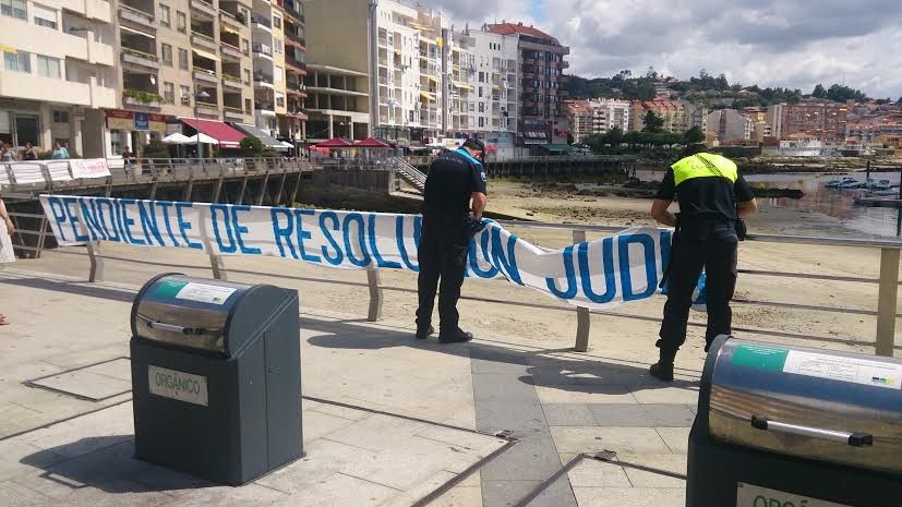 Retirada de una pancarta de SOS Panadeira en la zona portuaria