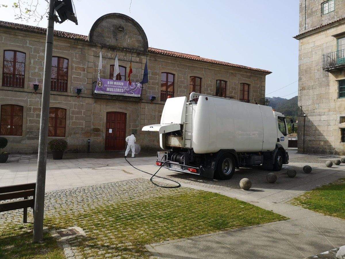 Trabajadores de la empresa de limpieza Valoriza desinfectan los espacios públicos de Poio