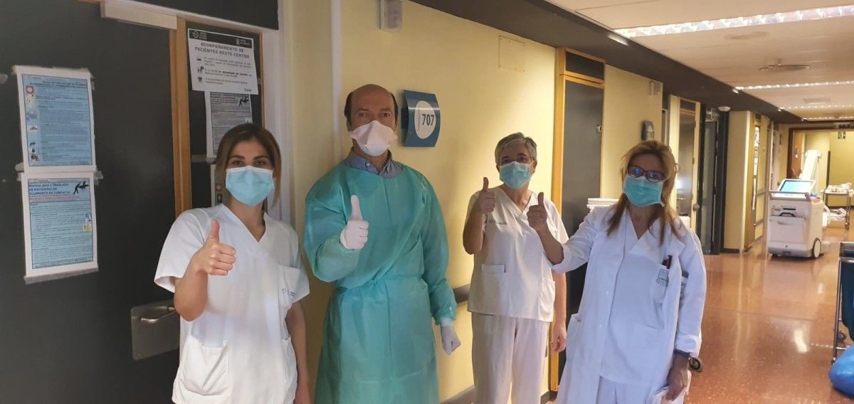 Celebración del personal sanitario después de confirmarse que un paciente está de alta por coronavirus