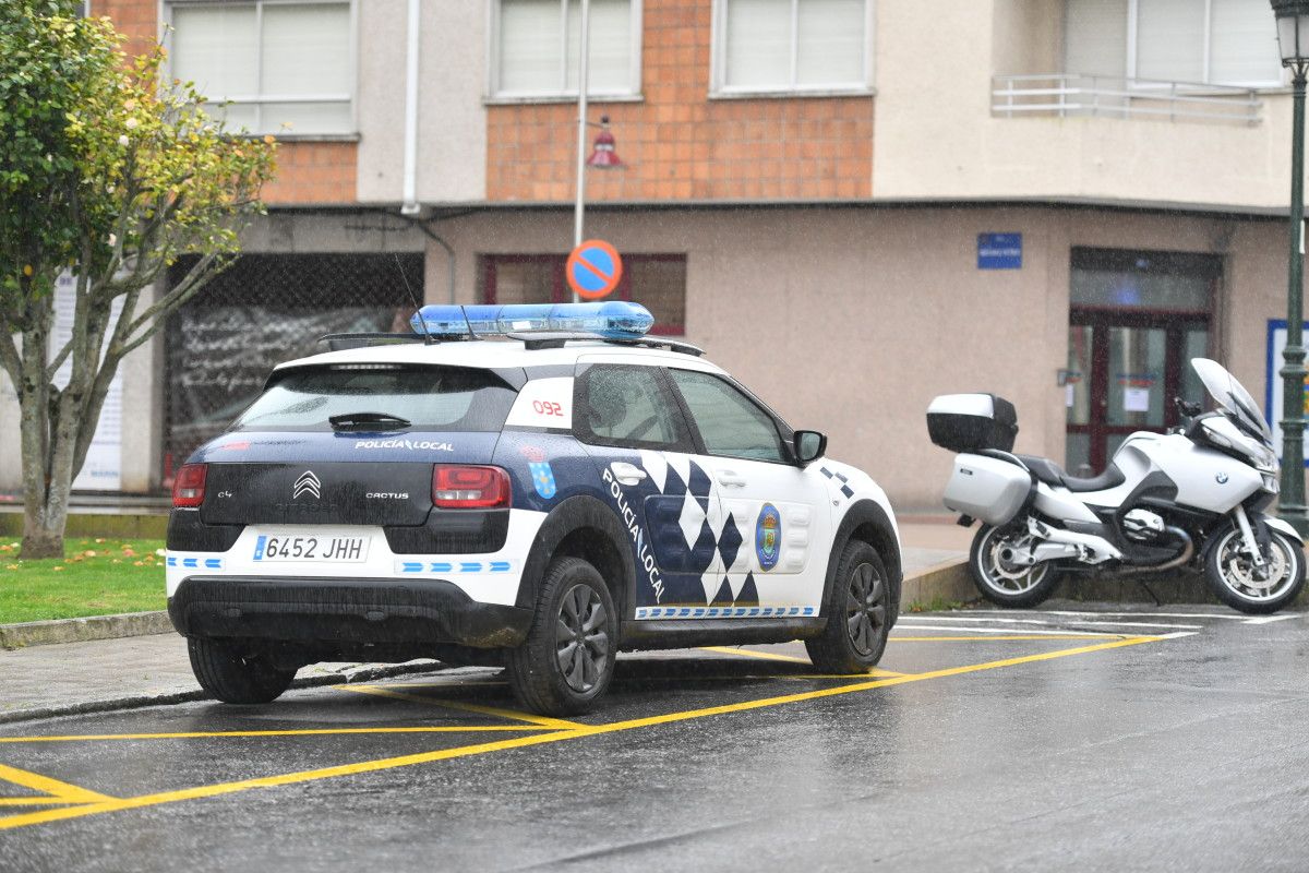 Patrulla de la Policía Local por el centro de Pontevedra durante el estado de alarma por el  coronavirus