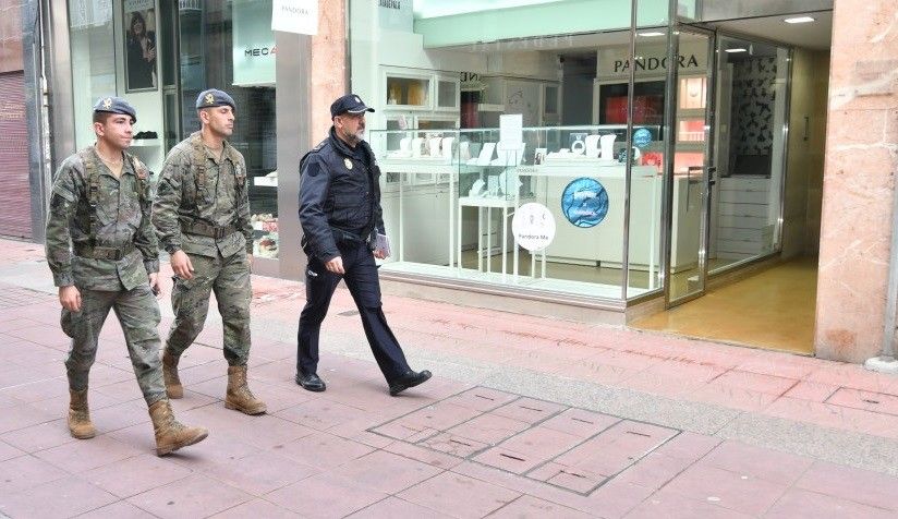 Controis da Brilat e da Policía Nacional no centro de Pontevedra