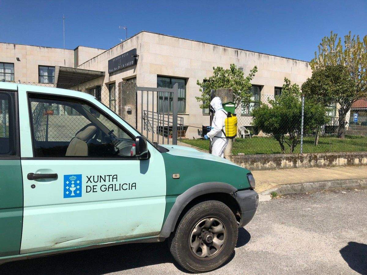 Profesionais do Servizo de prevención e defensa contra incendios forestais de Galicia colaboran na desinfección
