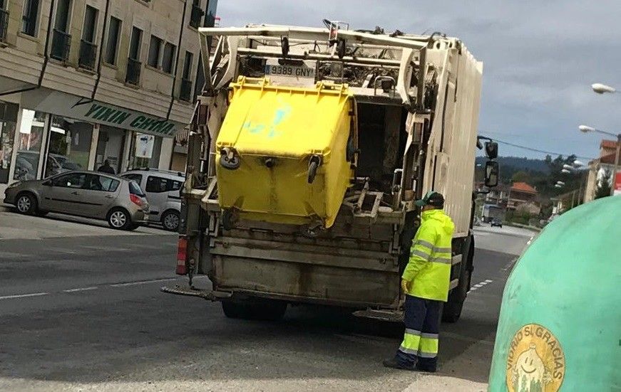 Recogida del contenedor amarillo en Caldas de Reis