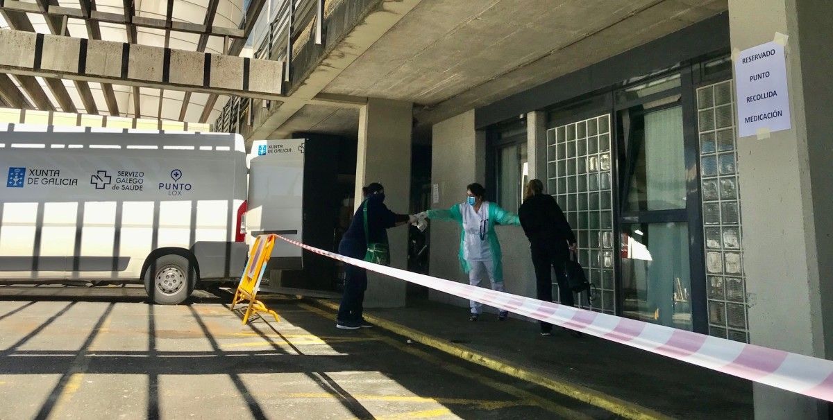 Punto habilitado en el exterior del Hospital de Montecelo para la recogida de medicación