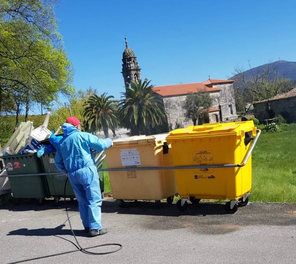 Traballos de desinfección no rural de Caldas de Reis